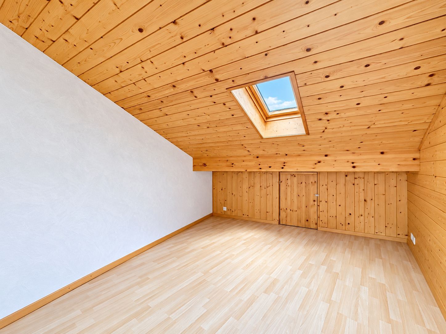La seconde chambre mansardée, avec rangements sous pente.