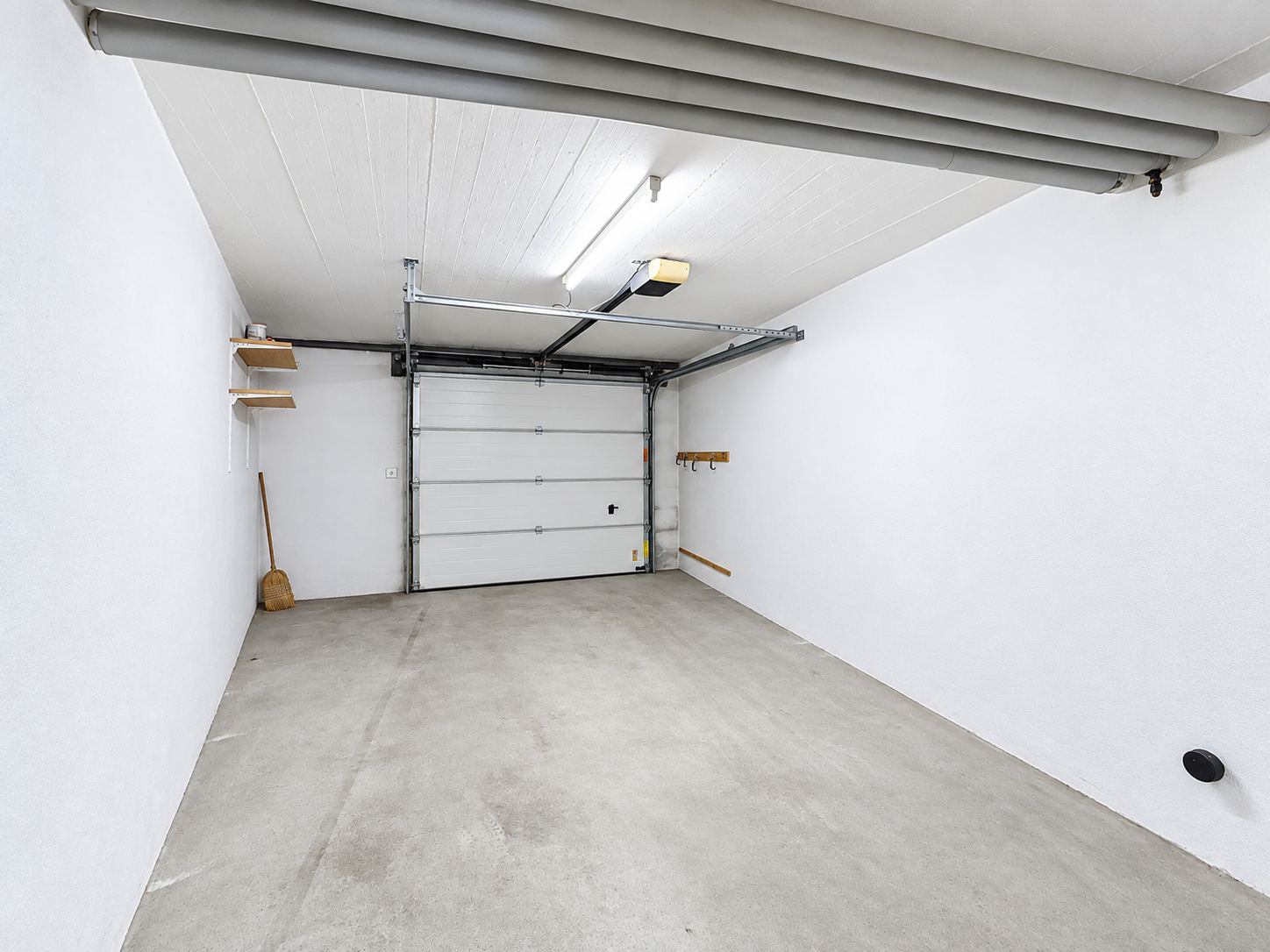 Le garage box fermé, porte basculante motorisée.