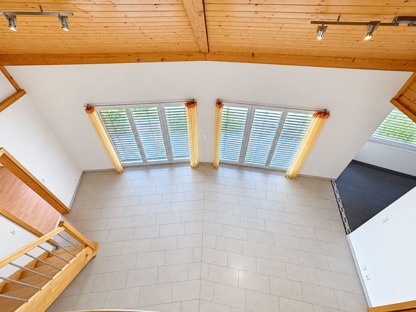 Le séjour vu depuis la mezzanine, avec ses deux grandes portes-fenêtres.