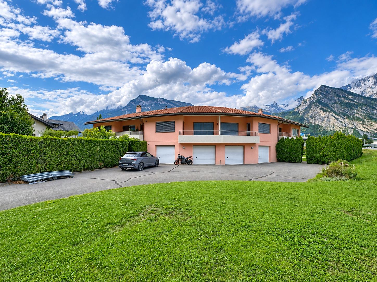 La résidence vue depuis la pelouse, avec la chaîne des Alpes.