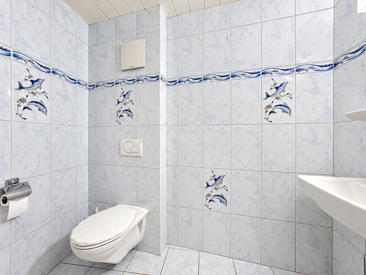 Le WC visiteurs carrelé, avec lave-mains.